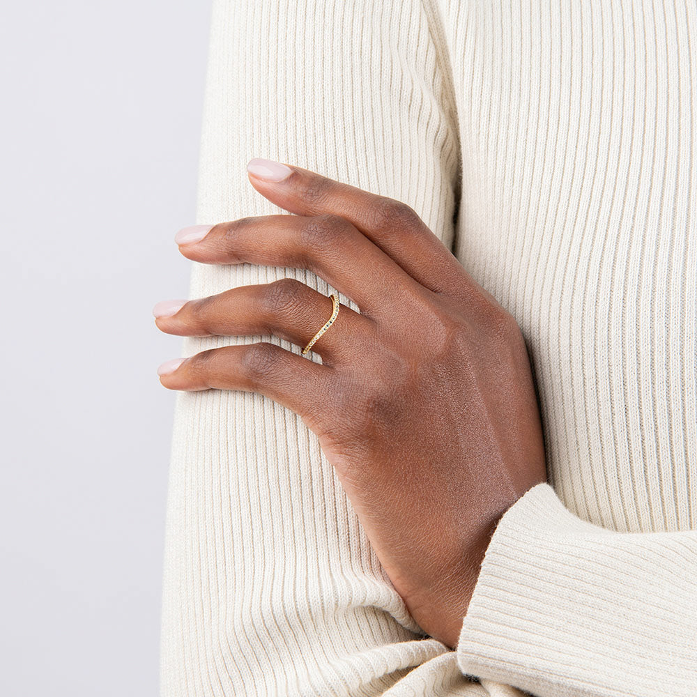 Curved Diamond Ring (1/6 ct. tw.) Yellow Gold 18k Wedding Band